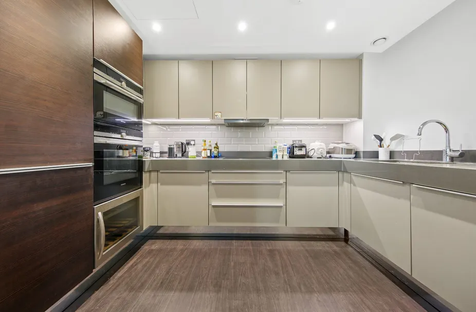 Fitted kitchen with built-in ovens
